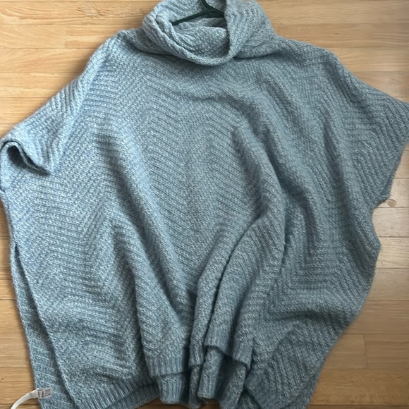Women’s turtleneck cape - Picture 1 of 3